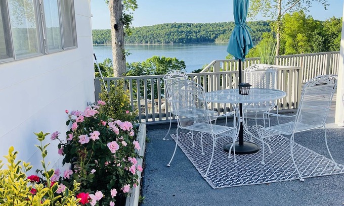 Henderson Cottage | Amazing Lake View 3-bedroom Cottage close to ramp