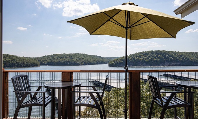 Kaiser Condo | Amazing Lake Views with Pool, Loft, & Balcony