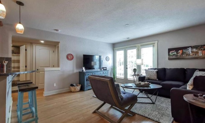 Plaza Westport House | Amazing Locale 2KingBR 1BTH