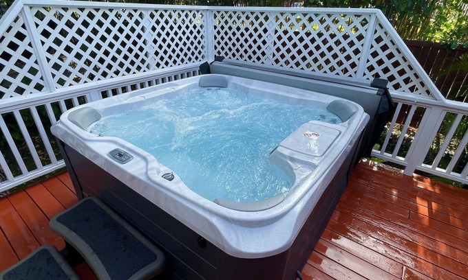 Pupukea House | Amazing Location & Beach. 200 plus 5-Star Reviews! Hot Tub, AC, 4 Bikes & More!