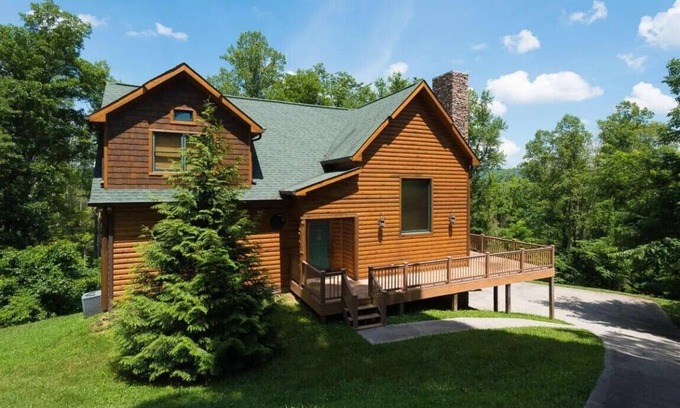 Rock Harbor Cabin | Amazing log and stone home with a mountain setting and view of Norris Lake!