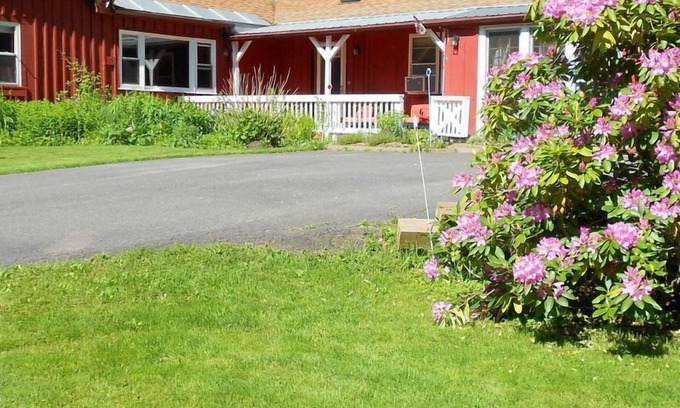 Shelburne Falls Bed & Breakfast | Amazing People & Pet-Welcoming Country Haven