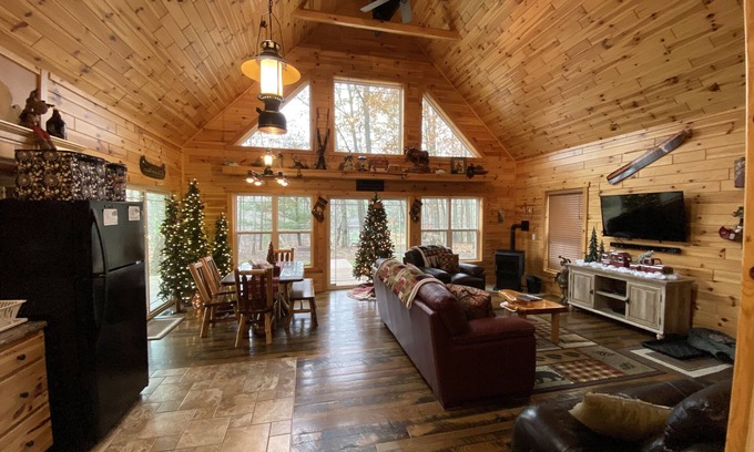 White Cloud Cabin | Amazing, relaxing riverfront home!