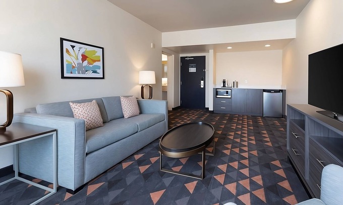 Florida Center Hotel | Amazing Stay Near Universal Studio Convenient Room w/Living Room, Outdoor Pool