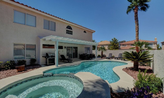 Silverado Ranch House | Amazing Summery Retreat~Pool-Spa-BBQ~South Strip