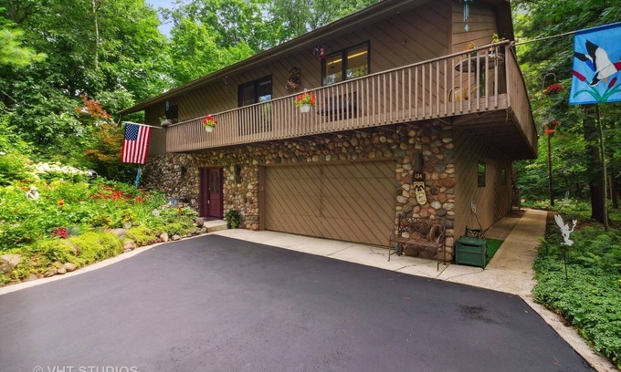 Fontana House | AMAZING LAKE GENEVA ABBEY SPRINGS HOME + HOT TUB + 2 GOLF CARTS!