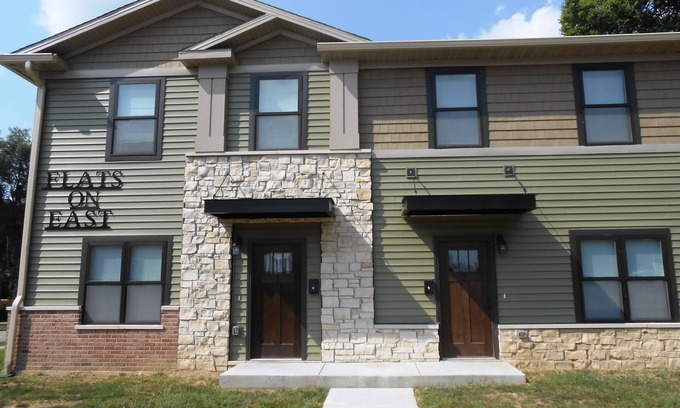 Bloomington House | Amazing Value- Spacious Townhouse Unit Walking Distance from DT Bloomington