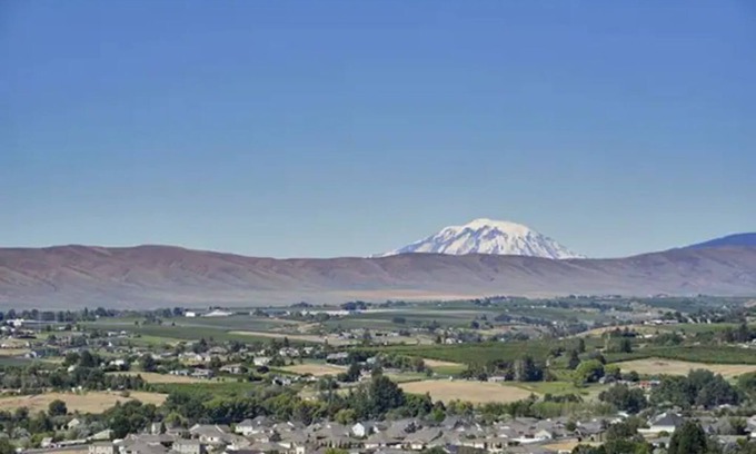 Yakima Apartment | Amazing view! 2 Bedrooms, pool table, BBQ, patio!