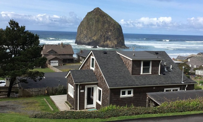 Tolovana Park Cottage | Amazing View - Haystack Rock and the Needles