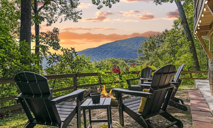 Maggie Valley House | Amazing Views with Hot Tub, Pet Friendly, 5 mins to the Parkway