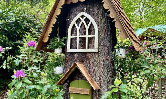 Newland Cabin | Amazing Whimsical Mtn Cabin! Pet Friendly, Hot Tub, Fireplace, Winery, Skiing