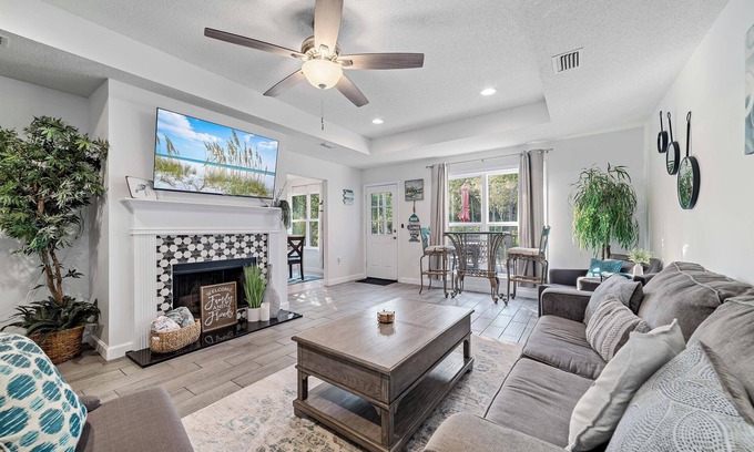 River Trace House | Amazon Riviera. 4-bedroom house with Scenic river view & Florida Room in Foley