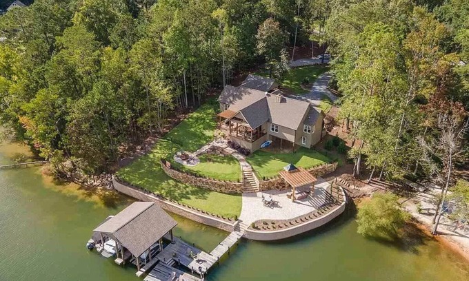 Jacksons' Gap House | Amber Skies: Tranquil Lakefront Escape. Perfect for Families and Events!