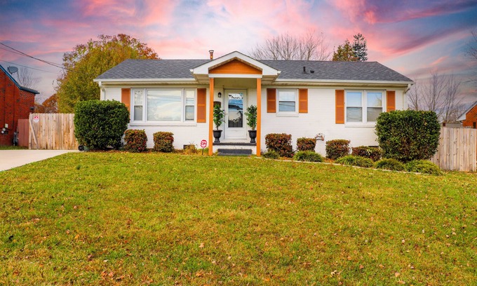 Greensboro House | ⭐️ Amelia’s Retreat ⭐️ @ Greensboro 🐕🏥🏙🏊‍♀️🛍🍔🥂 Close