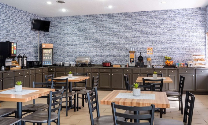 Cedar Rapids Hotel | AmericInn by Wyndham Cedar Rapids North