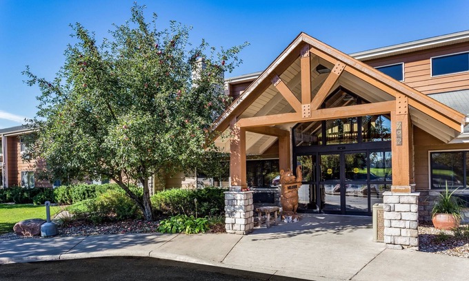 Hampton Hotel | AmericInn by Wyndham Hampton