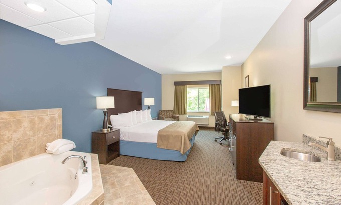 Humboldt Hotel | AmericInn by Wyndham Humboldt