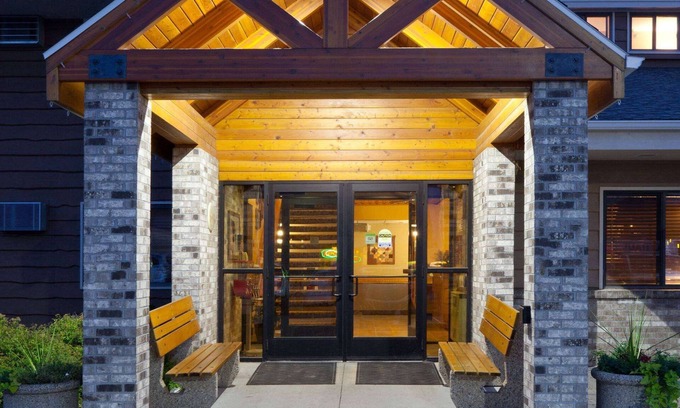 Roseau Hotel | AmericInn by Wyndham Roseau