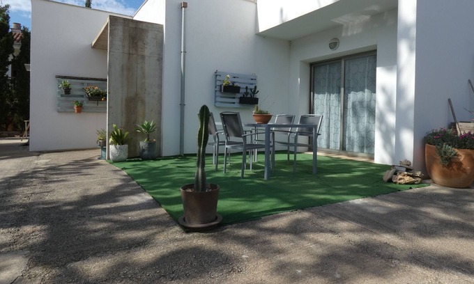 Badia Gran Ski Chalet | Amplio Chalet con Jardín Cerca de Bajadas a Calas Virgenes