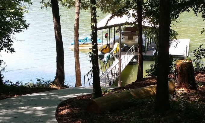 Seneca House | 😎Anchors Down Lakeside Retreat 15 min to Clemson🏈 Dock, Padle boat, Kayaks
