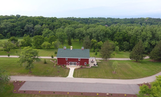 Dubuque House | Annabel Lee Barn ~ A Getaway of Warmth & Charm!