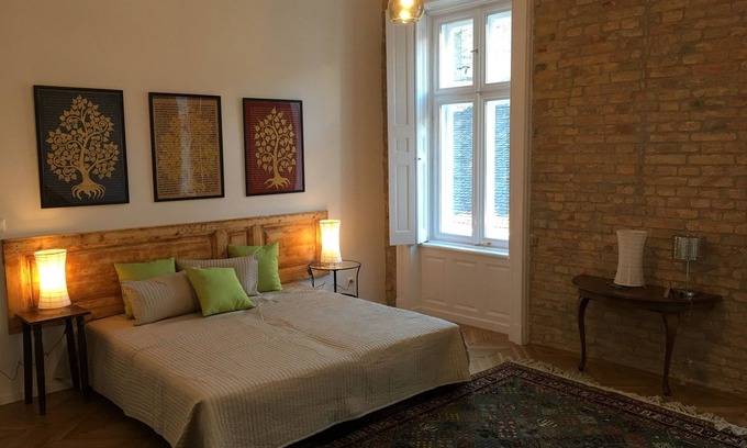Inner City Budapest Apartment | Annie's Brand New 3 Bedrooms and 3 Bathrooms