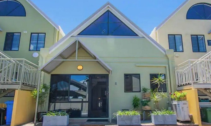 Albany Apartment | Annie's Place - downtown mezzanine bedroom apartment