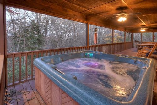 Mineral Bluff Villa | Annies Mountain Mist Hot tub gas fireplace cozy king beds