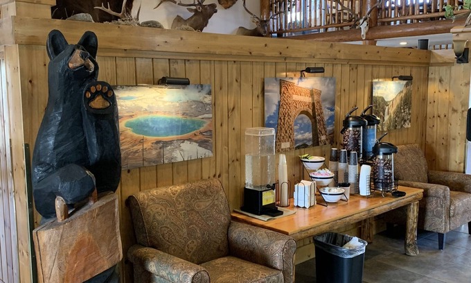 Gardiner Hotel | Antler Lodge - Gardiner MT