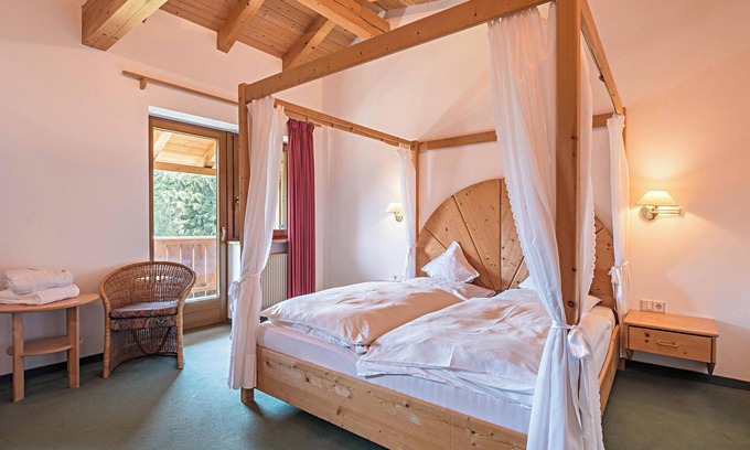 Castelrotto Apartment | Apartment "Ferienparadies Sabina Zirbel" in the Nature Reserve directly on the Alpe di Siusi