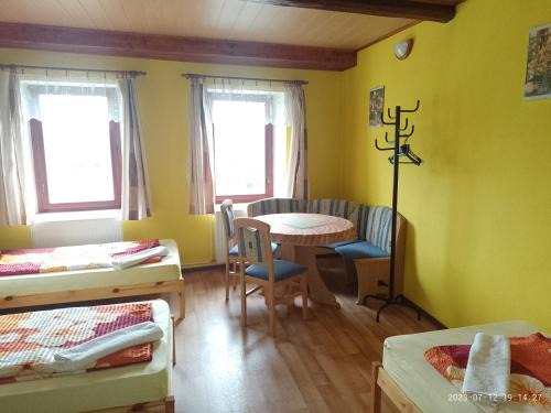 Blazejovice House | Apartmán Na Kopečku - žlutý pokoj