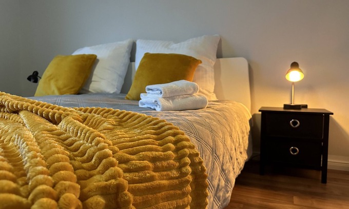 Schloss Holte-Stukenbrock Apartment | Apartment 'Mid - Century' with Shared Terrace, Shared Garden and Wi-Fi