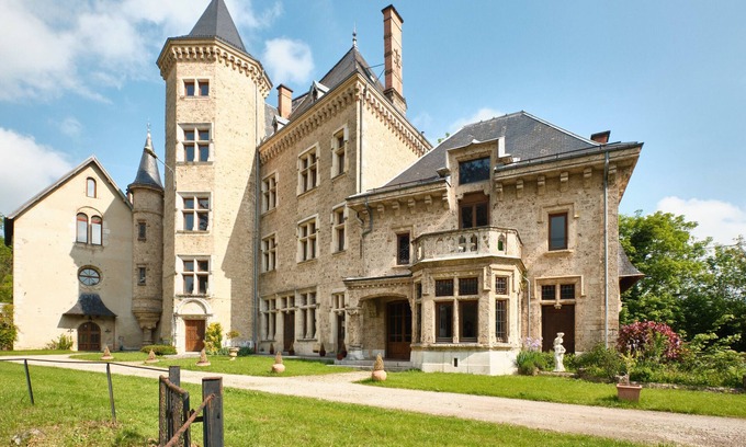 Saint-Geoire-en-Valdaine Apartment | Apartment 'Grand Gîte Du Château De St Geoire' with Mountain View, Private Terrace and Shared Garden