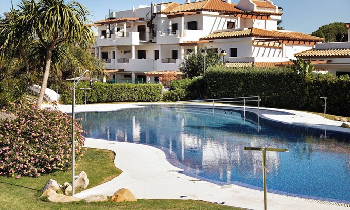 Los Gallos-Cerromolino Apartment | Apartment 'En Playa De La Barrosa' with Shared Pool, Wi-Fi and Air Conditioning