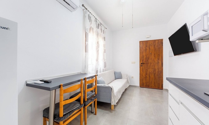 Fernan Perez Apartment | Apartment '1 Habitación' with Mountain View, Wi-Fi and Air Conditioning