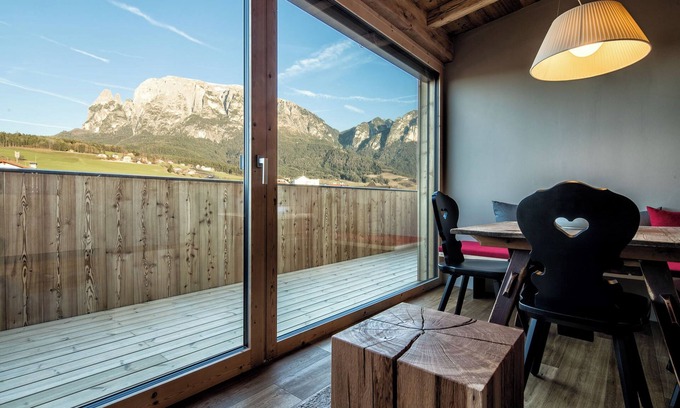 Fie allo Sciliar Apartment | Apartment 'Aparment Deluxe 8' with Mountain View, Private Terrace and Wi-Fi