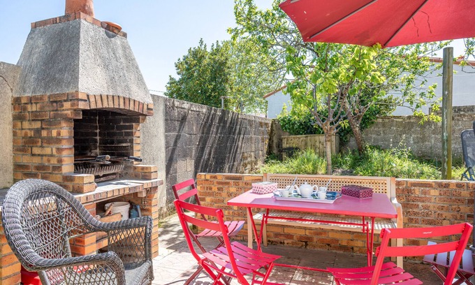 Challans Apartment | Apartment 'Appartement Entre Mer Et Marais' with Shared Terrace, Wi-Fi and Air Conditioning
