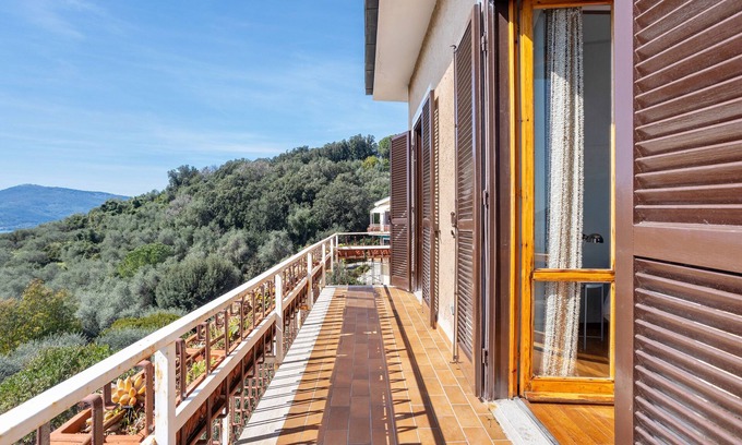 San Terenzo Apartment | Apartment 'Baia Blu Amati' with Sea View, Balcony and Wi-Fi