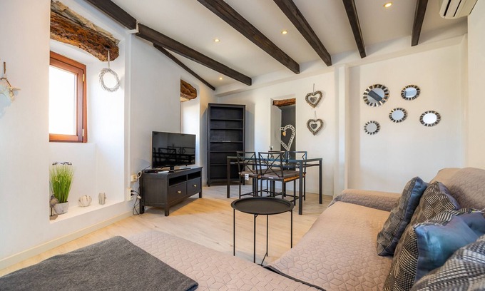 Moscari Apartment | Apartment 'Can Roses' with Private Terrace, Wi-Fi and Air Conditioning