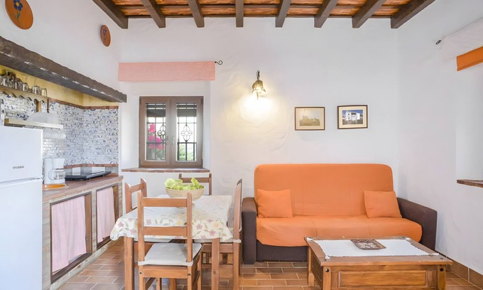 Barbate Apartment | Apartment 'Castaño' with Shared Pool, Wi-Fi and Air Conditioning