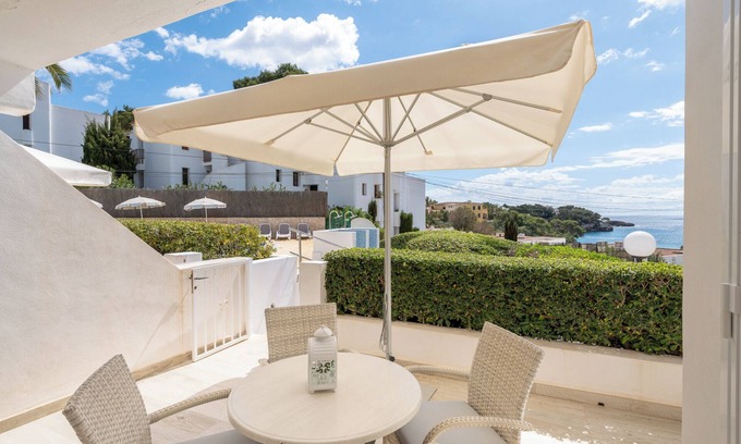 Cala Ferrera Apartment | Apartment 'Coral' with Sea View, Wi-Fi and Air Conditioning