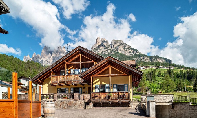 Pera Apartment | Apartment 'Davide ' with Mountain View, Private Garden and Wi-Fi