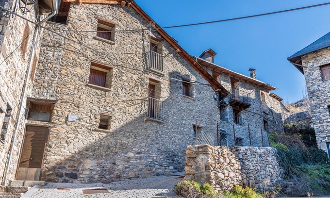 Durro Apartment | Apartment 'El Case' with Mountain View and Private Garden