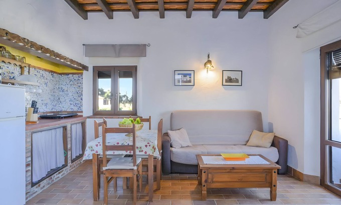 Barbate Apartment | Apartment 'El Pino' with Shared Pool, Air Conditioning and Wi-Fi