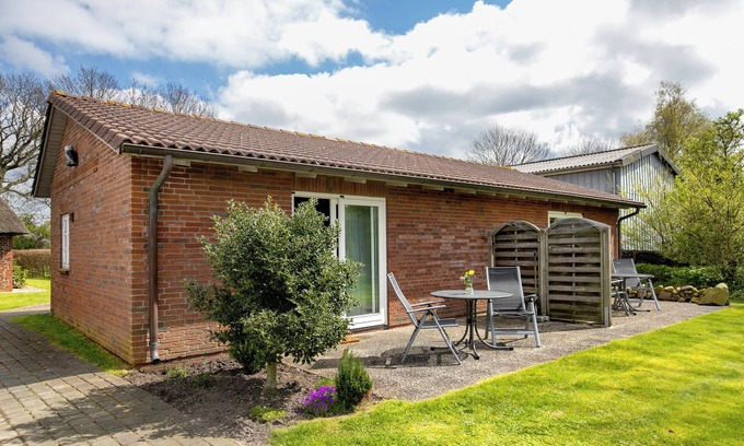 Bordelum Apartment | Apartment 'Eulenhof 1' with Private Terrace, Private Garden and Wi-Fi