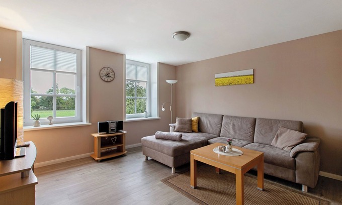 Nordstrand Apartment | Apartment 'Ferienhof Jacobsen 2' with Shared Terrace, Shared Garden and Wi-Fi