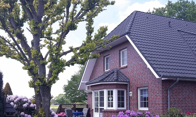 Bad Zwischenahn Apartment | Apartment 'Fewo Meer Und Moor' with Private Terrace, Private Garden and Wi-Fi