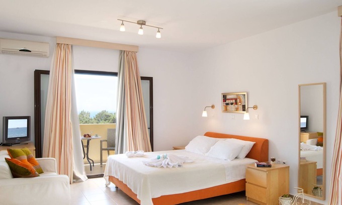 Lefkos Apartment | Apartment In A Hotel 'Miraluna Studio 3' with Private Terrace, Wi-Fi and Air Conditioning