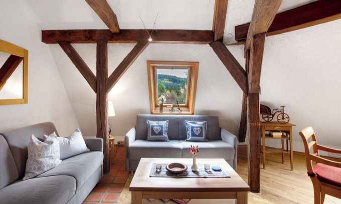 Blasiwald Apartment | Apartment 'Karlshorst' with Shared Garden, Balcony and Wi-Fi