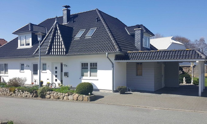 Gluecksburg Apartment | Apartment lake view